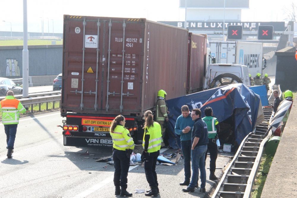 Ongeval op de A4 bij Beneluxtunnel tussen vrachtwagen en busje