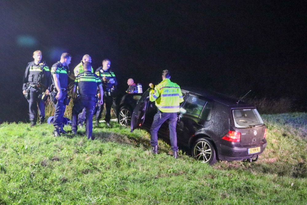 Auto langs waterkant: hulpdiensten rukken massaal uit