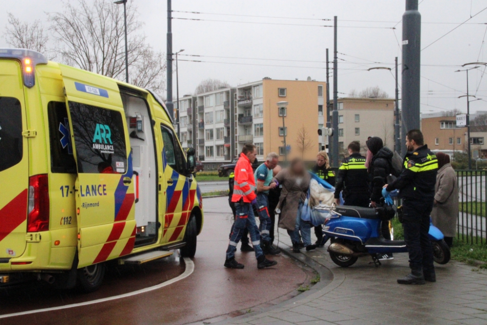 Scooterrijdster gaat hard onderuit op het Nieuwlandplein