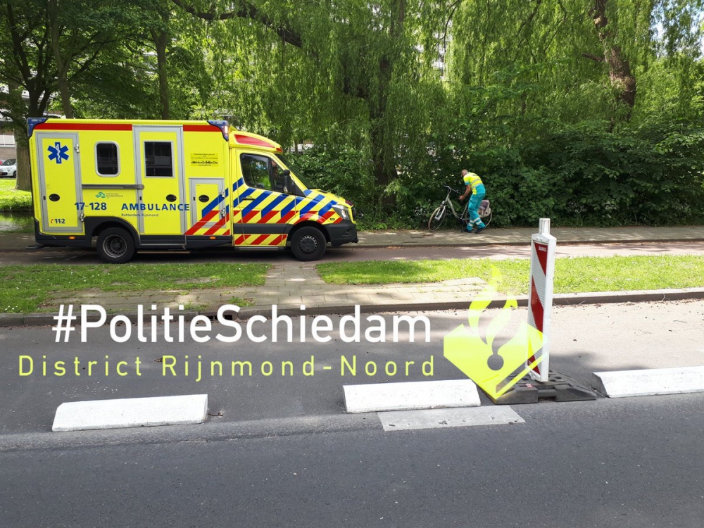 Ambulancebroeder brengt fiets gewonde man naar ziekenhuis