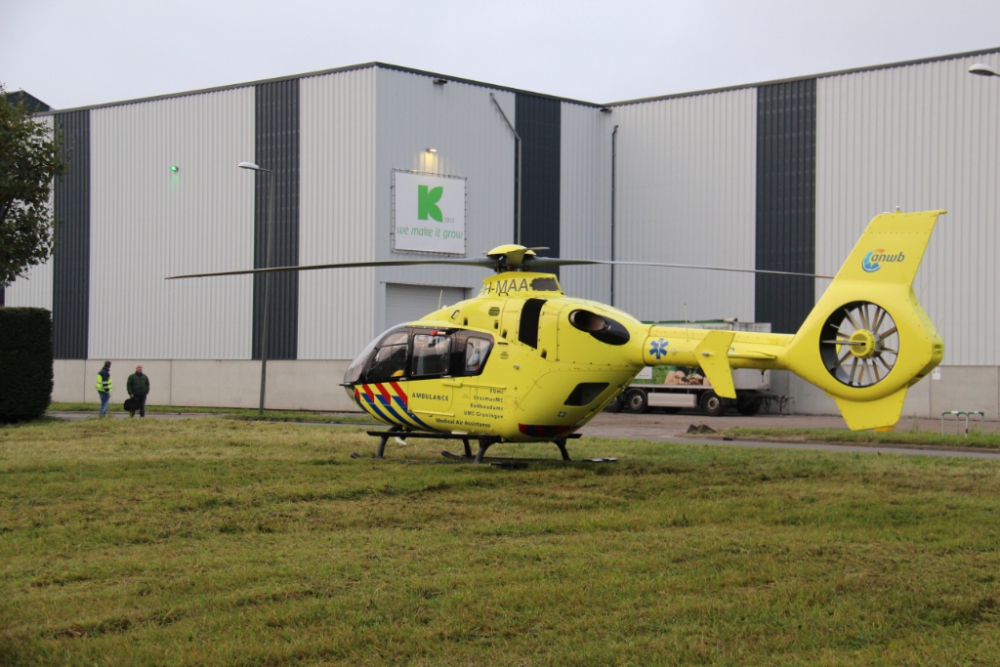 Traumahelikopter landt aan de Nieuwe Waterwegstraat