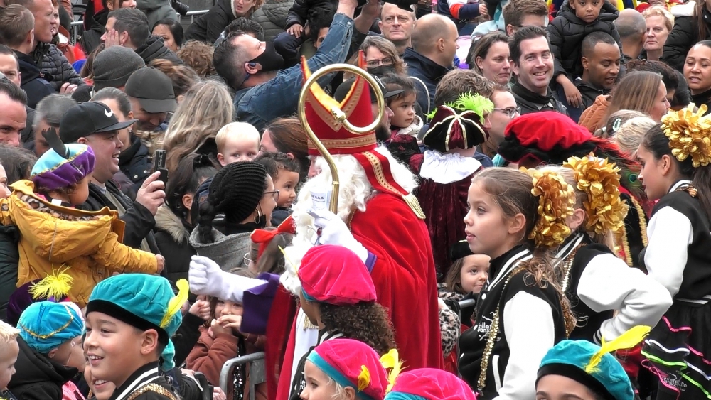 Met een aangepaste intocht is Sinterklaas in Schiedam aangekomen