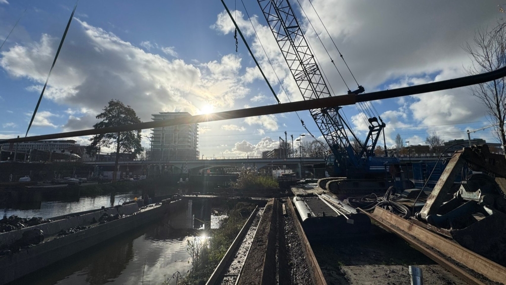 Zinker geplaatst in de Schie voor nieuwbouwwijk Schieveste