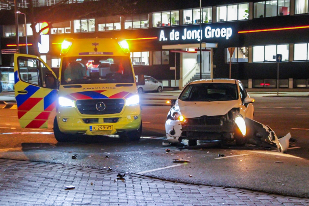 Motor en auto knallen op elkaar op de ‘s-Gravelandseweg