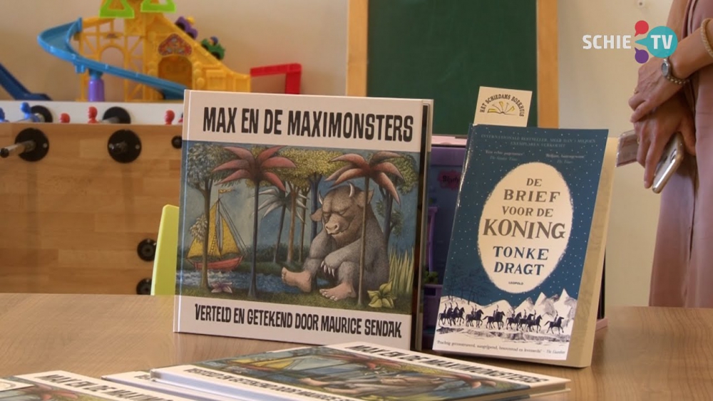 Twee dozen met boeken cadeau voor de kinderafdeling van het ziekenhuis