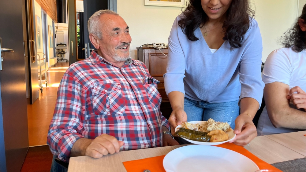 Geen stamppot, maar baklava: ooit gevlucht, nu koken zij voor de buren