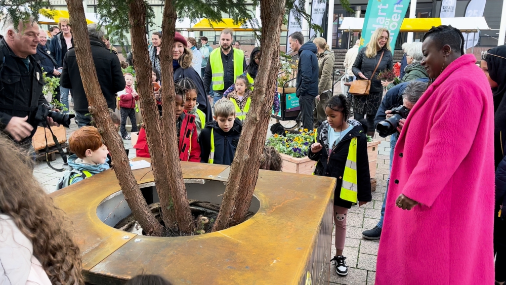 De eerste (symbolische) boom staat: ‘Het Stadserf moet groener!’