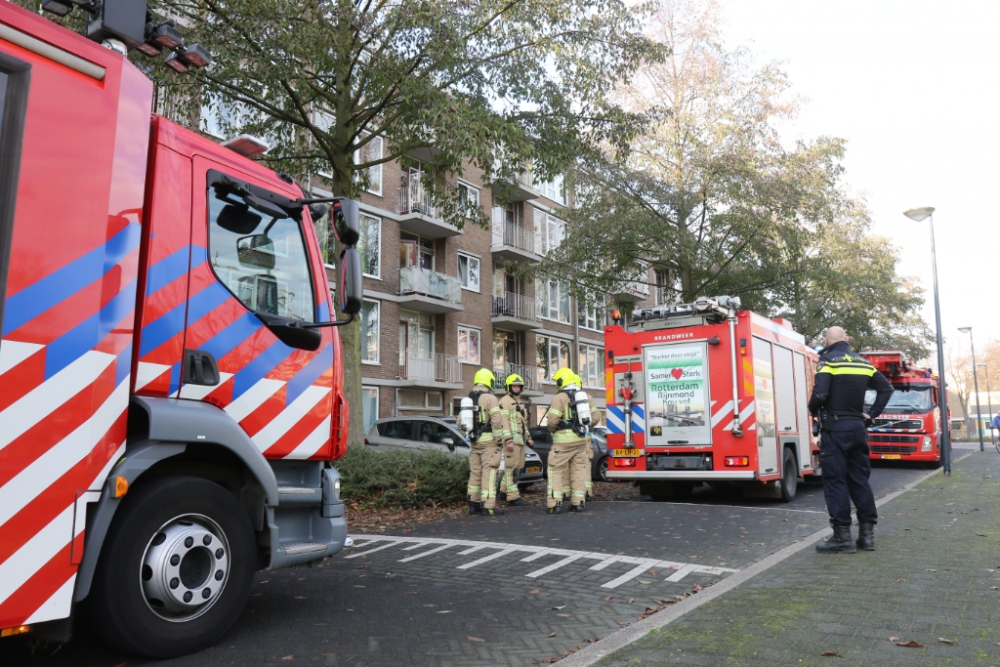 Veel rook in woning na vlam in de pan in Groenoord