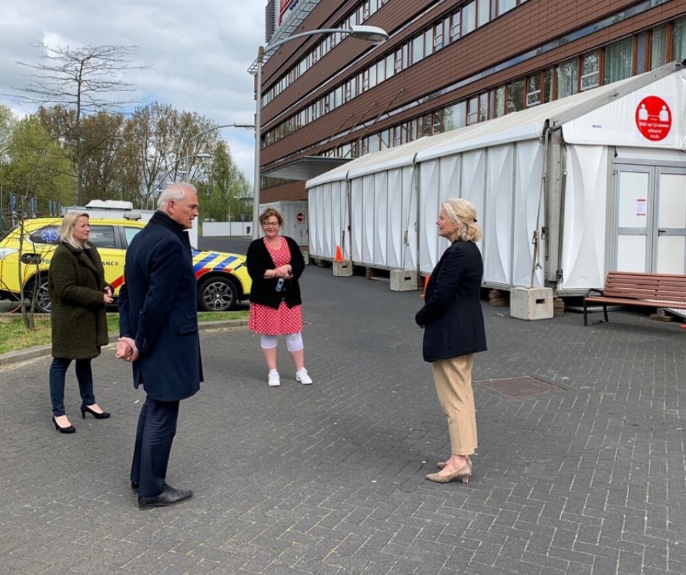 Burgemeester Lamers en wethouder Van Aaken brengen werkbezoek aan ziekenhuis