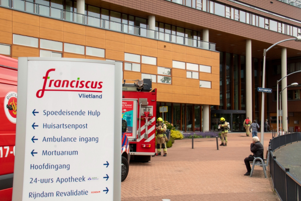 Brandweer onderzoekt lekkende stof in ziekenhuis