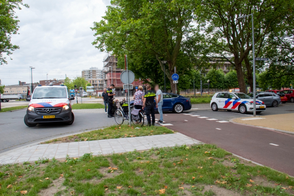 Fietsster naar ziekenhuis na aangereden te zijn door auto