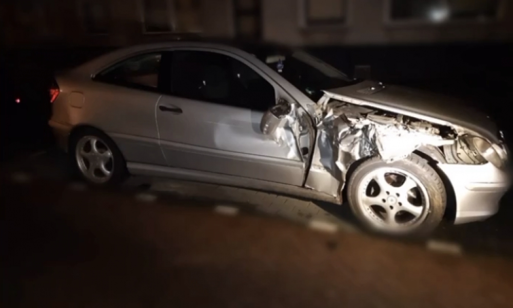 Beschonken bestuurder zonder rijbewijs rijdt door na ongeval