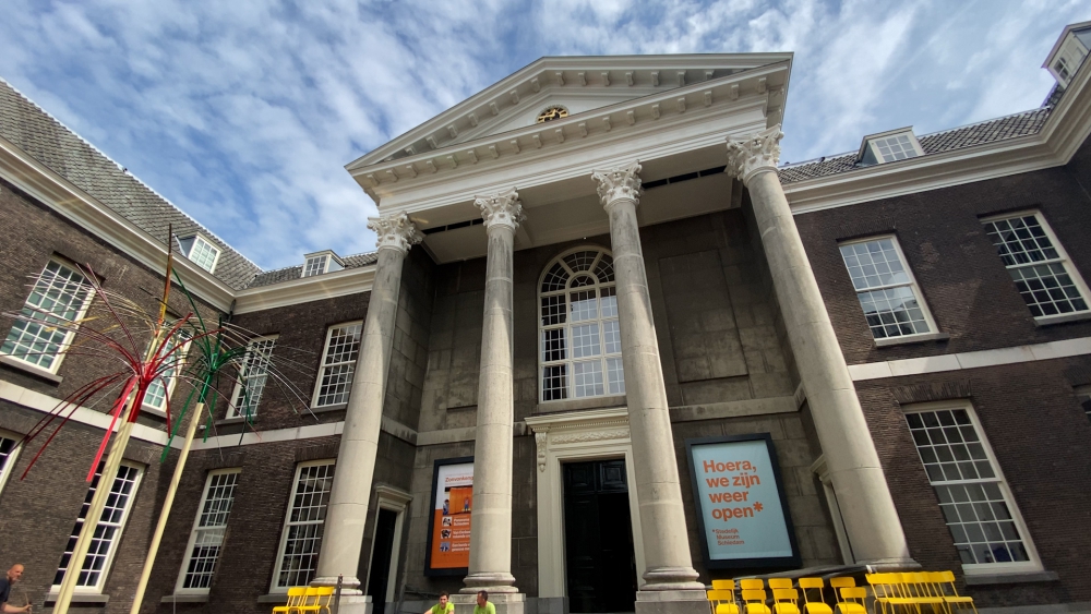 Stedelijk Museum telt af voor de officiële opening: te zien zijn zowel grote installaties als de sleutels van Napoleon