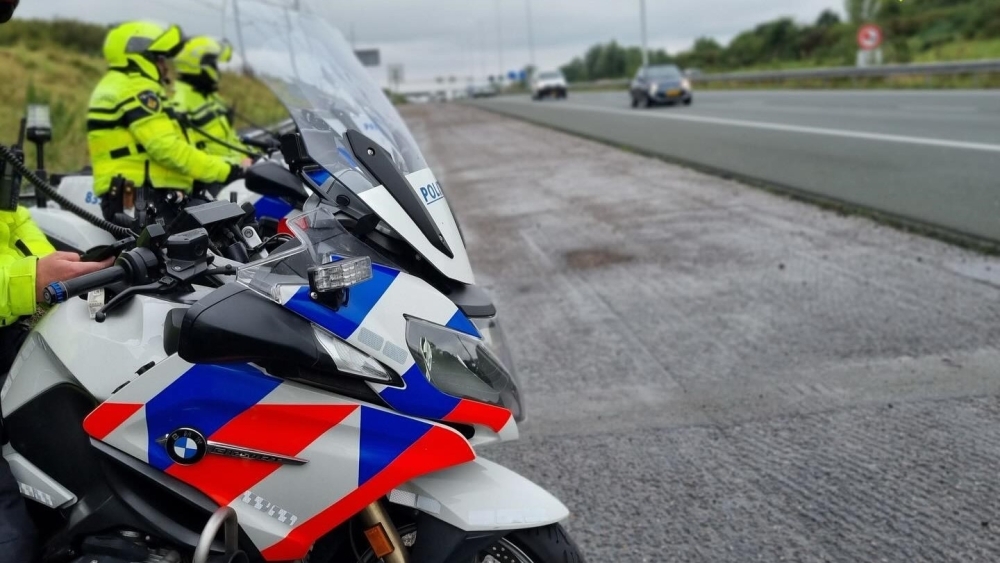 Auto zonder benzine leidt tot vuurwapen- en drugsvondst op A20