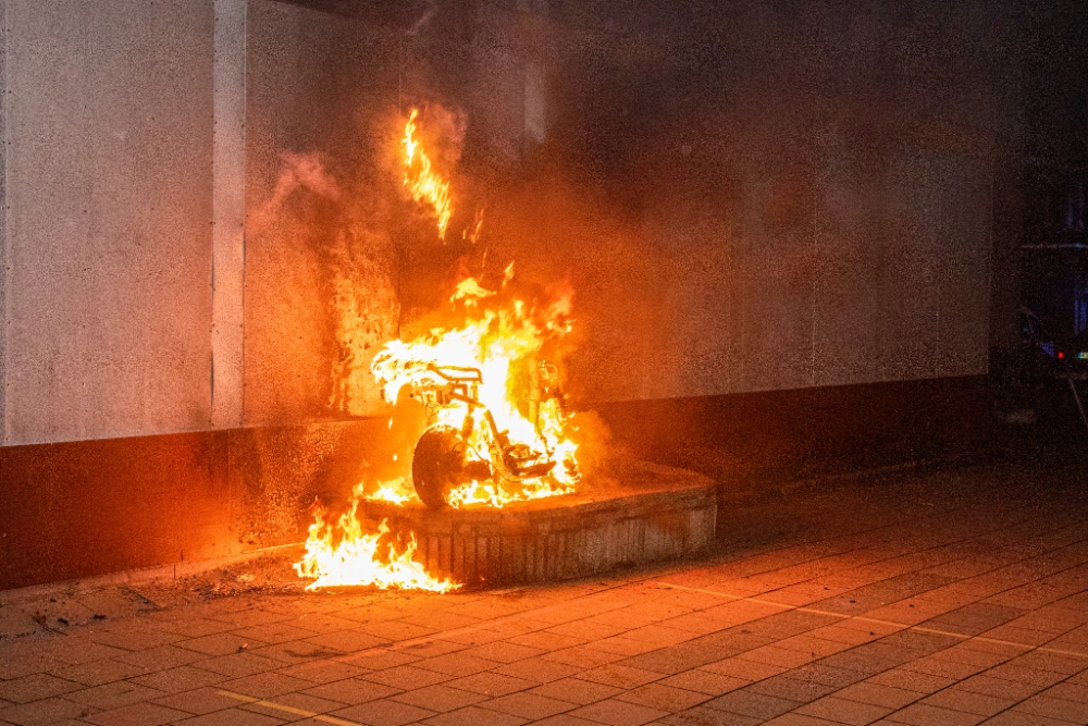 Gevel OBS De Peperklip beschadigd door in brand gestoken scooter