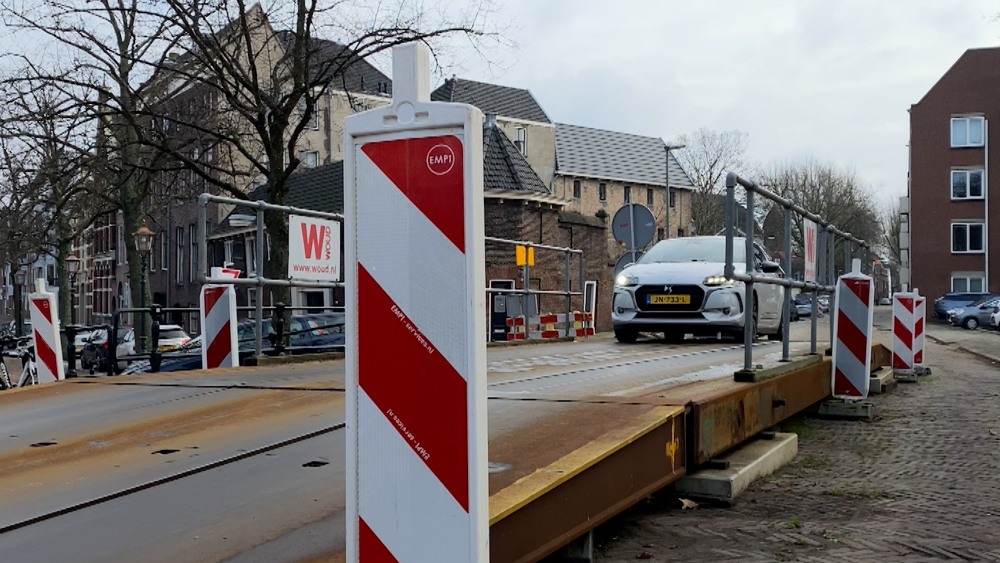 Automobilisten nog minimaal een halfjaar langer over de hulpbrug bij de Heul