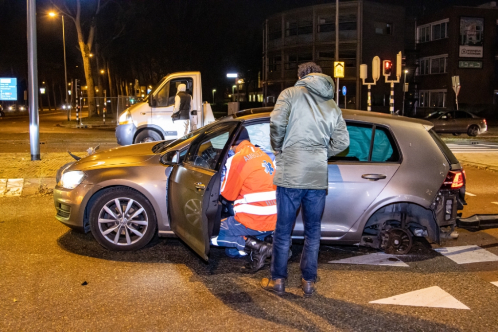 Bestuurder onder invloed rijdt vol tegen tegenligger aan op de Churchillweg