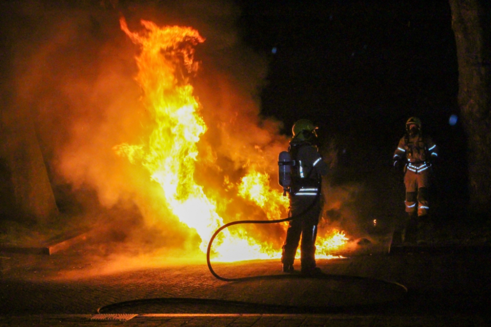 Auto op Sweelincksingel volledig door brand verwoest