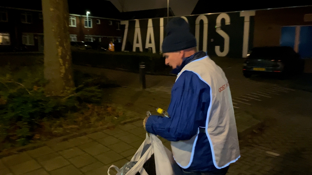 Plandelaars van Oost vullen vuilniszakken met afval van straat