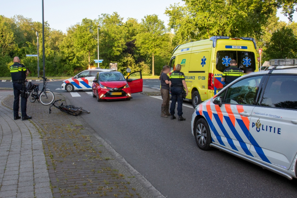 Fietser naar ziekenhuis na aanrijding met auto op Westfrankelandsedijk