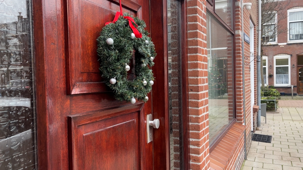 Opmerkelijk: dieven rukken in het holst van de nacht kerstkransen van de deuren in de Gorzen