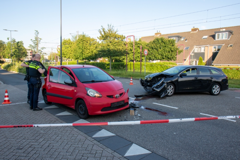 Één gewonde bij botsing tussen twee auto&#039;s in Schiedam