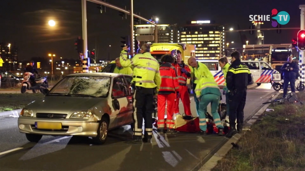 Een fietsster is zwaargewond geraakt bij een aanrijding bij Vijfsluizen