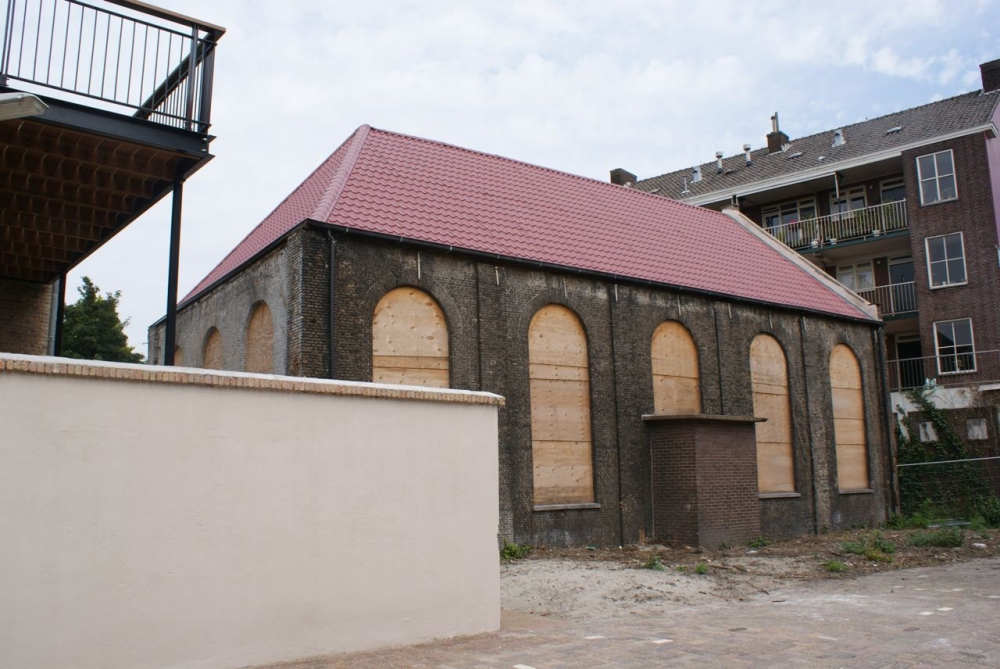 De Groot Fonds krijgt schildje voor restauratie Stadsarmenschool