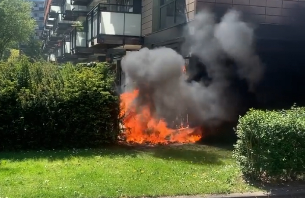 Schutting en tuinspullen in brand