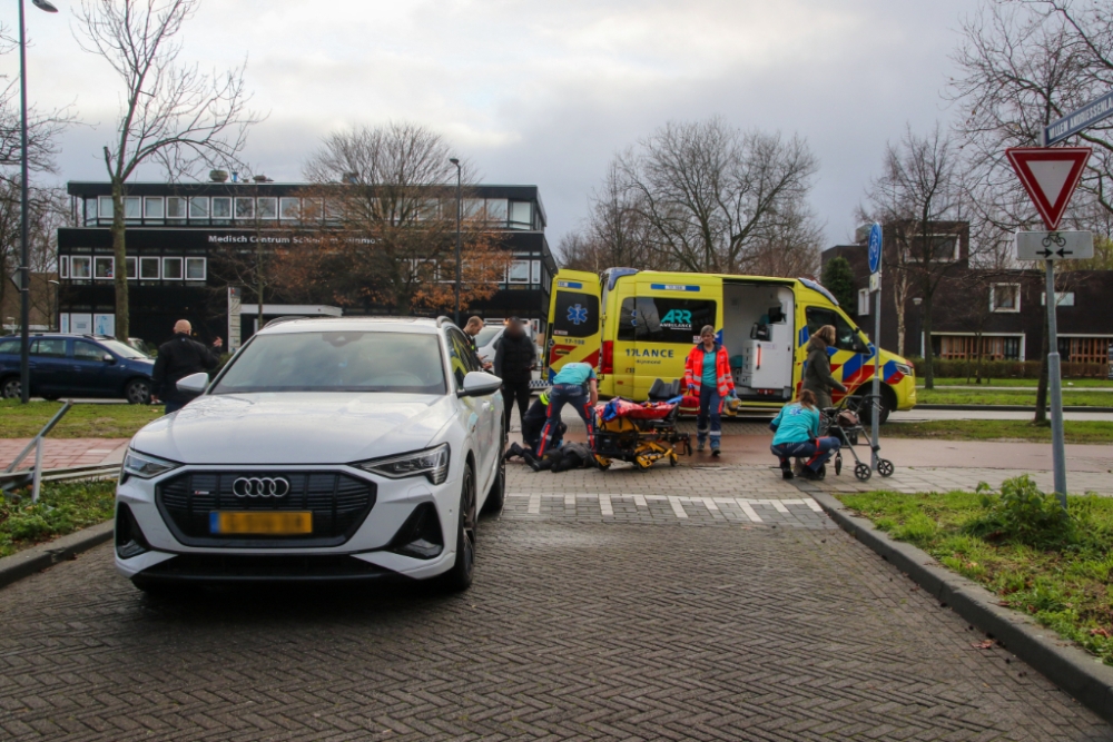 Vrouw achter rollator aangereden tijdens het oversteken