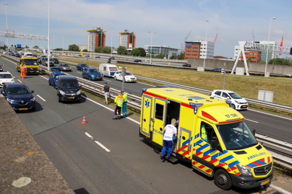 Lange files op A4 en A20 door ongeval Beneluxtunnel