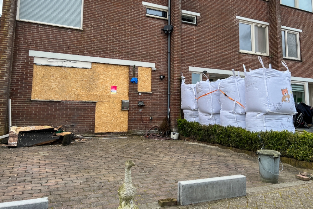 Buren Rene F. bouwen muur zandzakken om explosiegolf tegen te houden