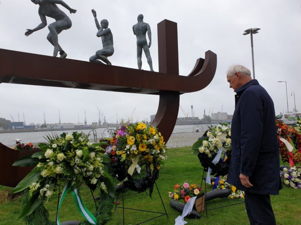 Burgemeester Lamers legt krans bij KetiKoti monument in Rotterdam