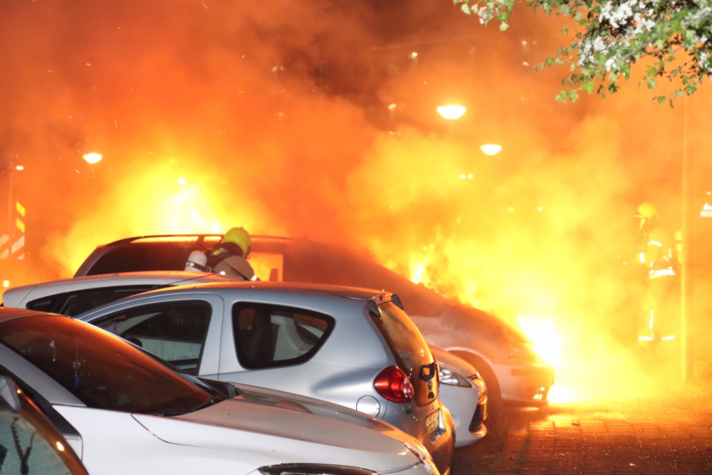 Drie auto&#039;s verwoest bij felle brand