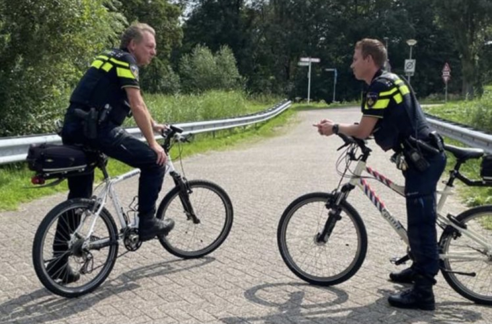 Hoofdcommissaris van politie bezoekt Schiedam op de fiets