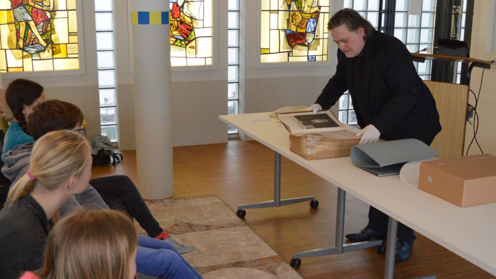 Leerlingen Stedelijk Gymnasium vertalen 366 jaar oude teksten