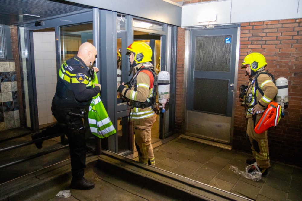 Uitslaande brand in kelderbox Havendijk mogelijk aangestoken, bewoners in paniek