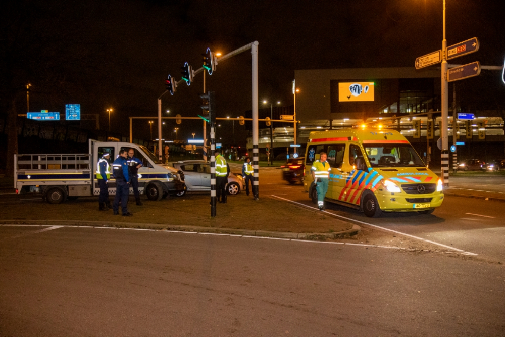 Auto en auto-ambulance botsen op elkaar op de &#039;s-Gravelandseweg