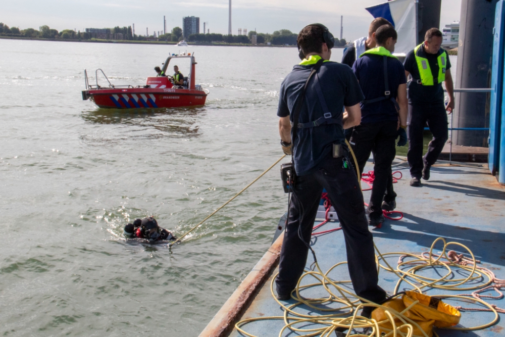 Brandweer houdt duikoefening langs de Maasboulevard