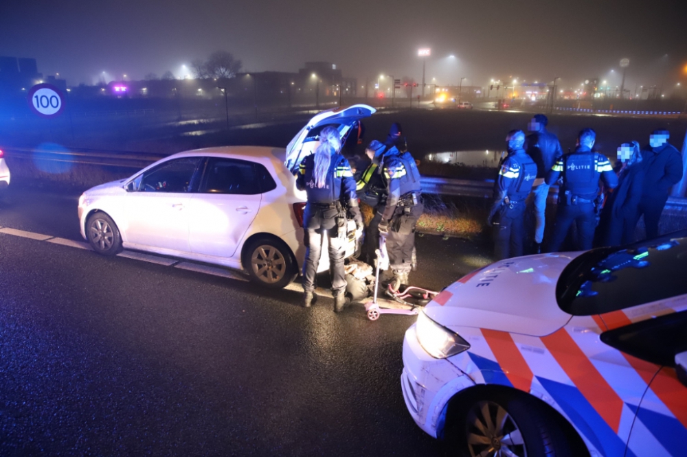 Politie rijdt auto klem op de A4