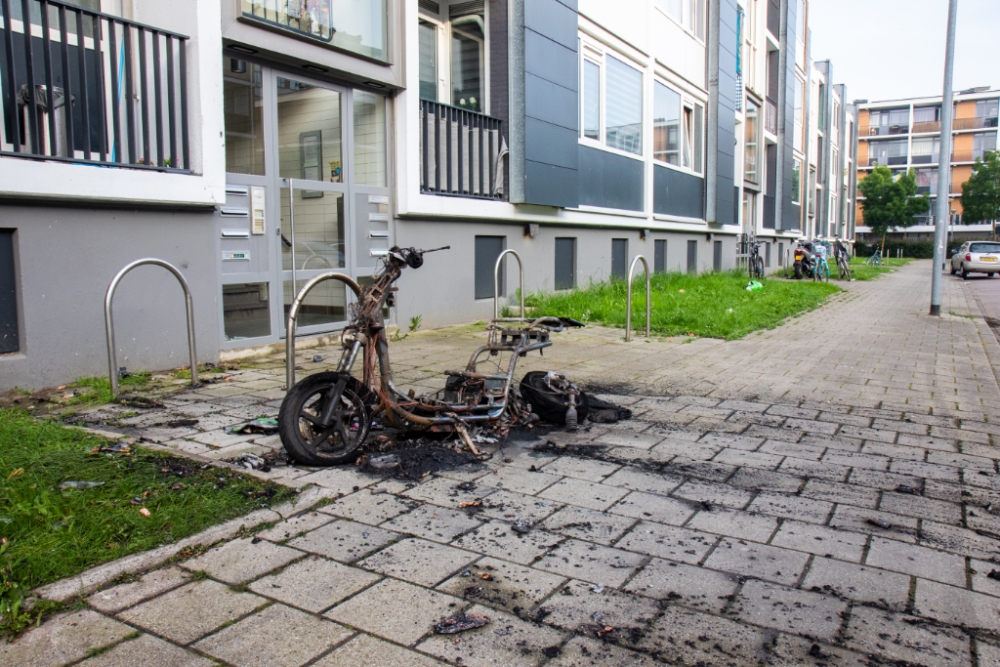 Scooter verwoest door brand in Schiedam