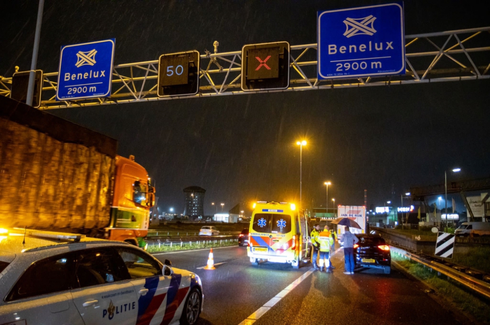 Gewonde bij aanrijding tussen vrachtwagen en auto