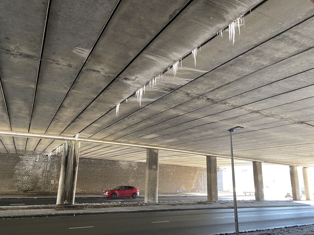 Gevaarlijke ijspegels onder viaduct worden verwijderd