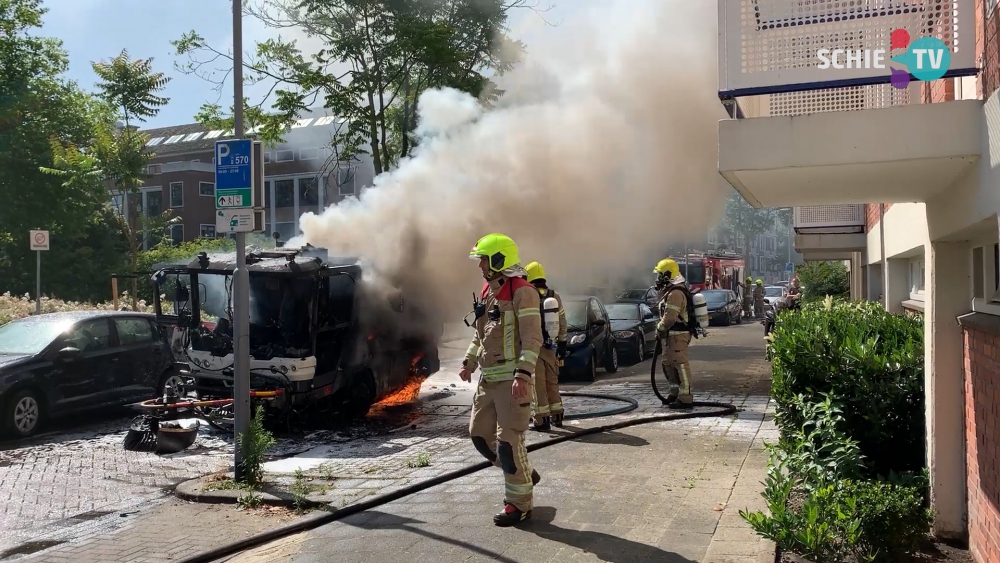 Veegwagen brandt volledig uit