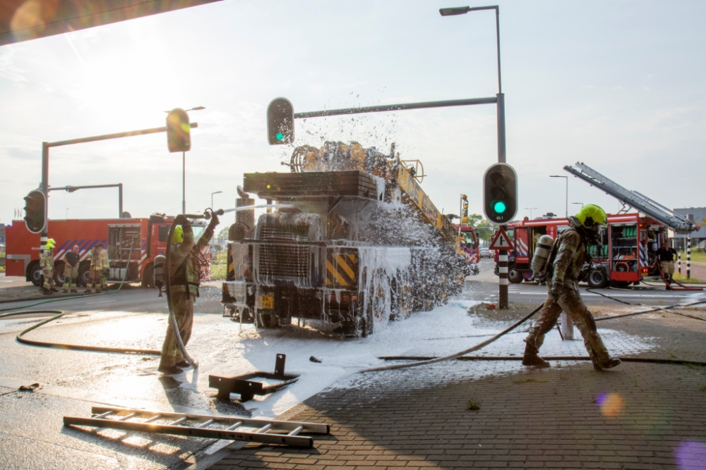 Brand in kraanwagen geblust met schuim