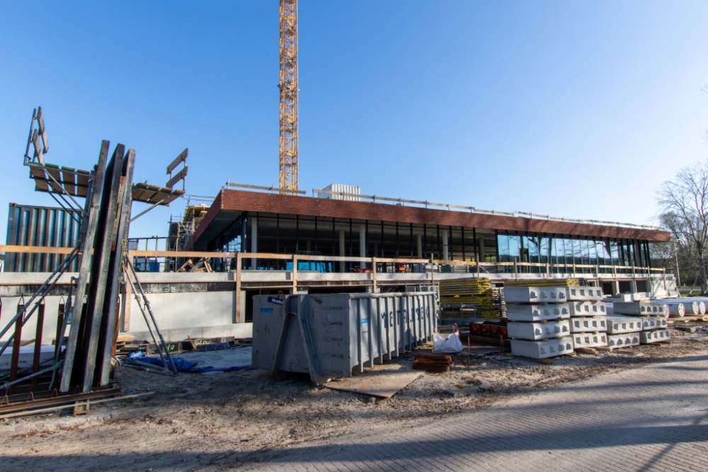 Eerste ramen geplaatst in Van der Valk hotel Schiedam