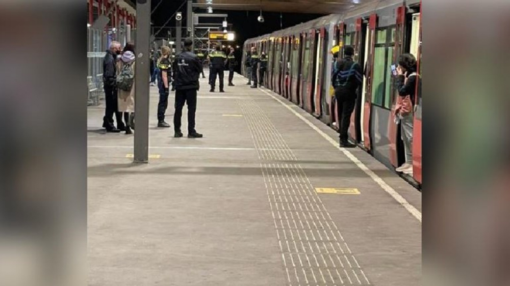 Grote groep jongeren met messen en hamer uit metro in Schiedam gehaald