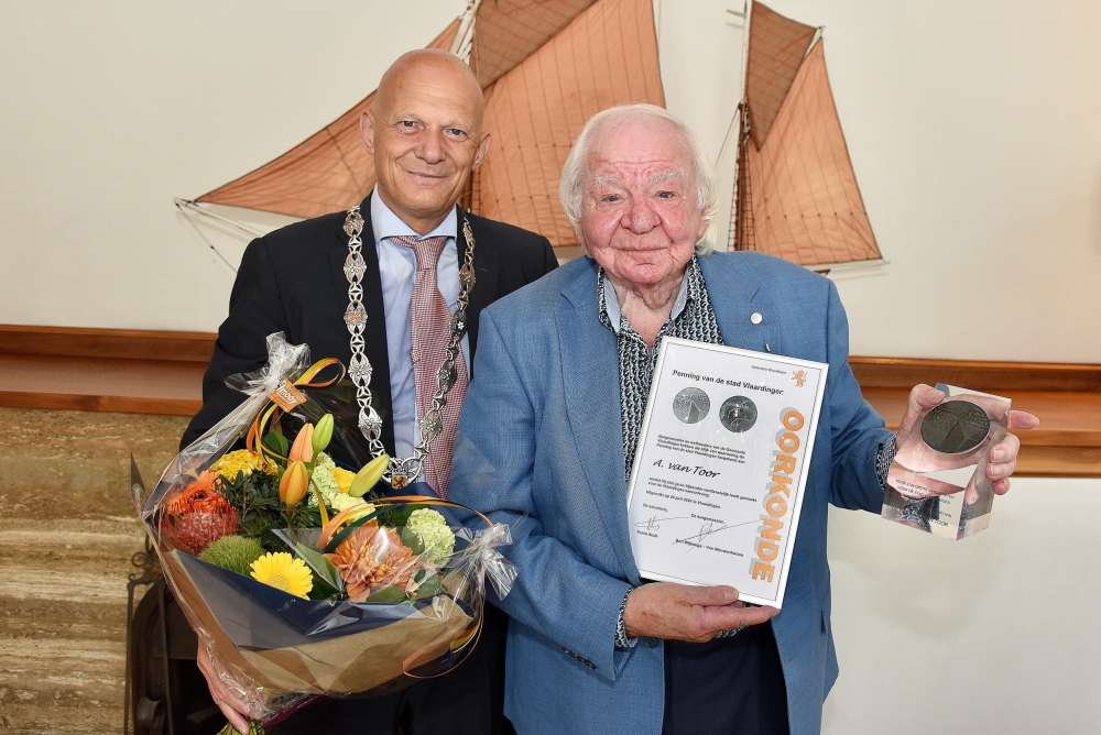 Aad van Toor (rechts) na het ontvangen van de Vlaardingse Stadspenning.