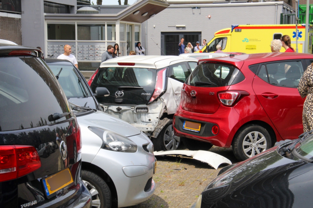 Auto rijdt parkeervak in en beschadigt meerdere auto’s