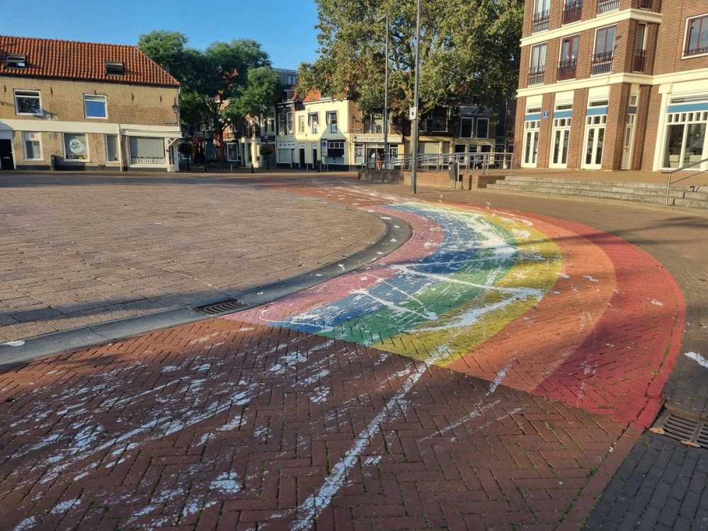 Gemeente doet aangifte van vernieling regenboogzebrapad: ‘Iedereen moet zich welkom voelen in Schiedam’